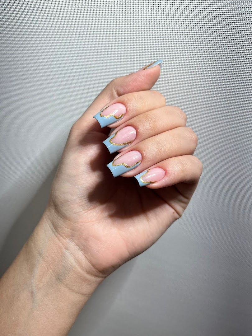 Unha em gel azul com friso dourado feita no Studio Lu Proença