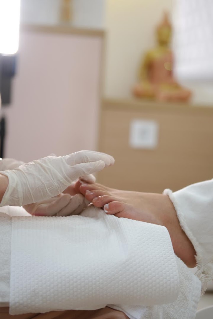 Pedicure sendo feita no Studio Lu Proença, com toalha e luva descartável