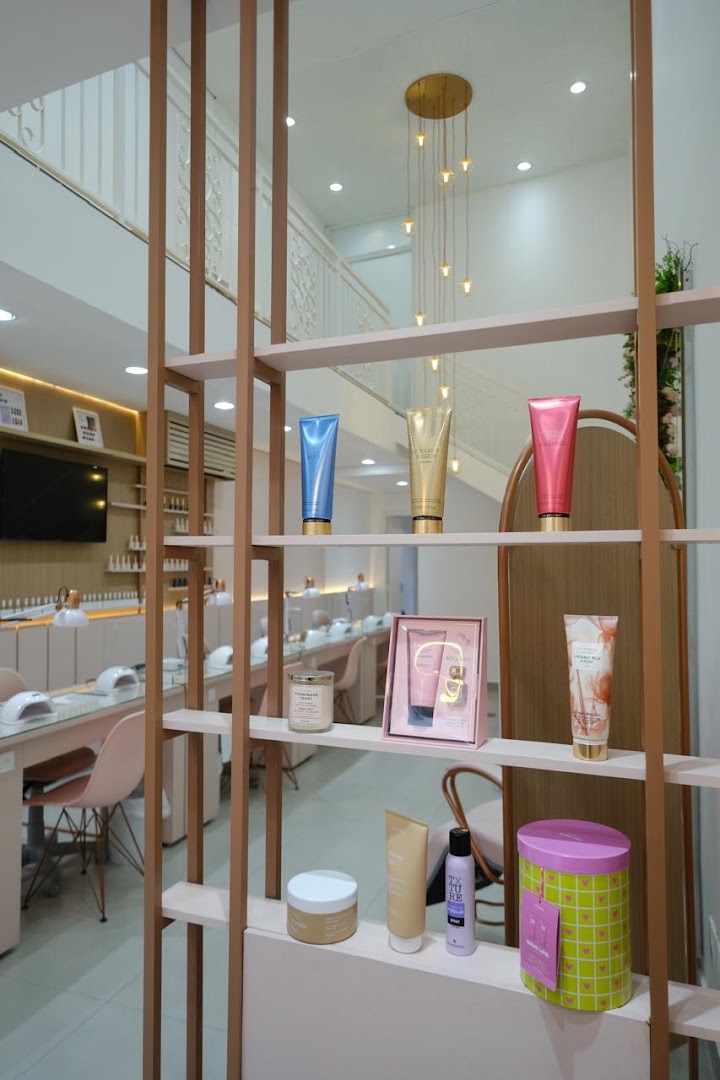 Prateleira de produtos do Studio Lu Proença com a escada ao fundo