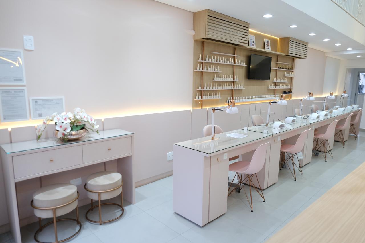 Salão do Studio Lu Proença com as bancadas de manicure e o espelho ao fundo